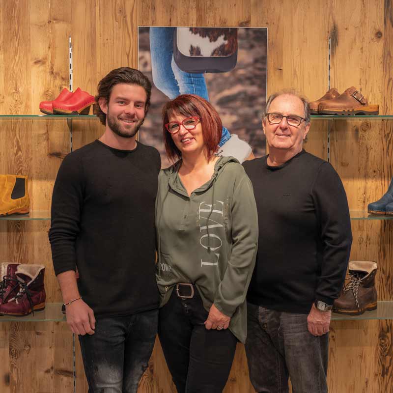Familie Piroutz woody Schuhe. Holzschuhe, Holzpantoletten, Holz Pantolette kaufen. Pantolette Holz Schuhe, Schuhe mit biegsamer Holzsohle. Sabots, Mulen, Klompen, Clog kaufen, Holzclogs, Woody Schuhe Österreich. Schuhe mit Holzsohle. Holz Schuhe kaufen.