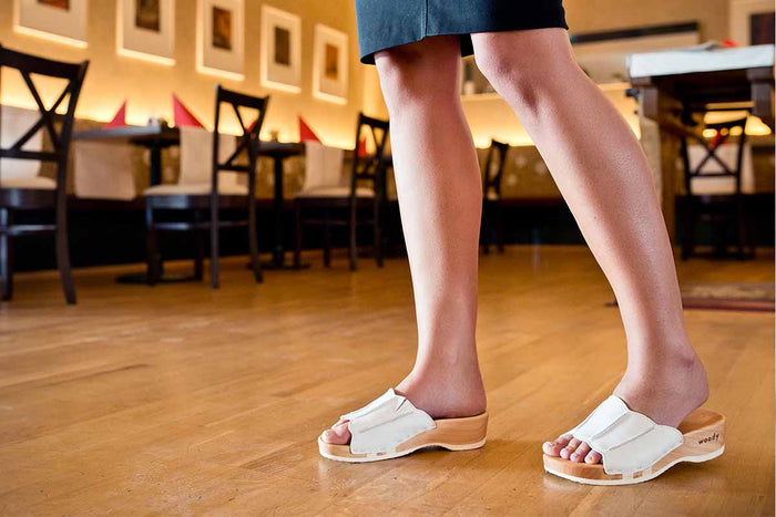 Pantoffeln in weiß online kaufen. Weiße Clogs mit der biegsamen Holzsohle