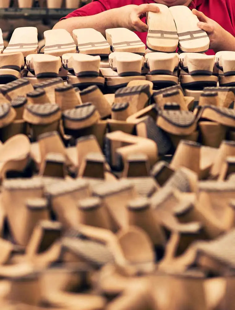 woody holzschuhe produktion