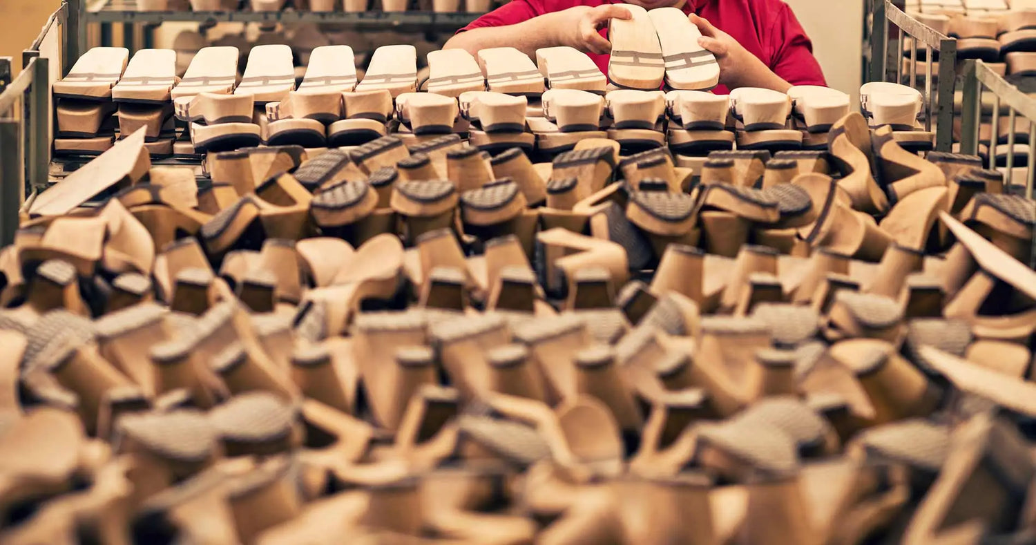 woody holzschuhe produktion
