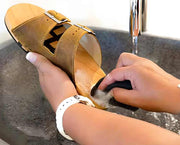 waschen-mit-wasser-seife-schwamm