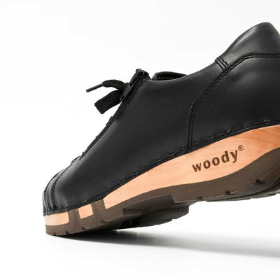 Clog Damen Alisa schwarz mit Klettverschluss. Damen SneakerS Clogs mit biegsamer Holzsohle. alisa, clog sneakers damen mit biegsamer nachhaltiger holzsohle, farbe: schwarz (Glattleder), holzclogs woody, woody schuhe, woody shoes, handgemachte holzschuhe aus österreich, kärnten