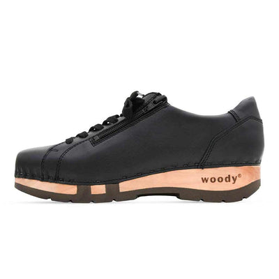 Clog Damen Alisa schwarz mit Klettverschluss. Damen SneakerS Clogs mit biegsamer Holzsohle alisa, clog sneakers damen mit biegsamer nachhaltiger holzsohle, farbe: schwarz (Glattleder), holzclogs woody, woody schuhe, woody shoes, handgemachte holzschuhe aus österreich, kärnten