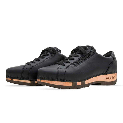 Clog Damen Alisa schwarz mit Klettverschluss. Damensneaker Clogs mit biegsamer Holzsohle alisa, clog sneakers damen mit biegsamer nachhaltiger holzsohle, farbe: schwarz (Glattleder), holzclogs woody, woody schuhe, woody shoes, handgemachte holzschuhe aus österreich, kärnten