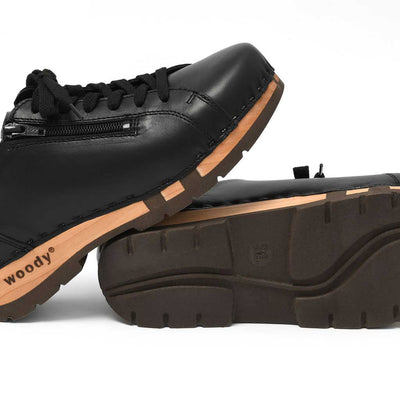 Clog Damen Alisa schwarz mit Klettverschluss. Damensneaker Clogs mit biegsamer Holzsohle alisa, clog sneakers damen mit biegsamer nachhaltiger holzsohle, farbe: schwarz (Glattleder), holzclogs woody, woody schuhe, woody shoes, handgemachte holzschuhe aus österreich, kärnten