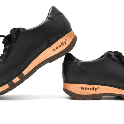 Clog Damen Alisa schwarz mit Klettverschluss. Damensneaker Clogs mit biegsamer Holzsohle alisa, clog sneakers damen mit biegsamer nachhaltiger holzsohle, farbe: schwarz (Glattleder), holzclogs woody, woody schuhe, woody shoes, handgemachte holzschuhe aus österreich, kärnten