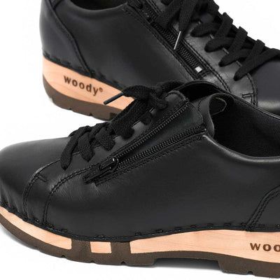 Clog Damen Alisa schwarz mit Klettverschluss. Damensneaker Clogs mit biegsamer Holzsohle alisa, clog sneakers damen mit biegsamer nachhaltiger holzsohle, farbe: schwarz (Glattleder), holzclogs woody, woody schuhe, woody shoes, handgemachte holzschuhe aus österreich, kärnten