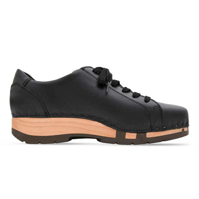 Clog Damen Alisa schwarz mit Klettverschluss. Damensneaker Clogs mit biegsamer Holzsohle alisa, clog sneakers damen mit biegsamer nachhaltiger holzsohle, farbe: schwarz (Glattleder), holzclogs woody, woody schuhe, woody shoes, handgemachte holzschuhe aus österreich, kärnten