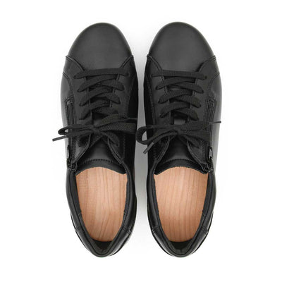 Clog Damen Alisa schwarz mit Klettverschluss. Damensneaker Clogs mit biegsamer Holzsohle alisa, clog sneakers damen mit biegsamer nachhaltiger holzsohle, farbe: schwarz (Glattleder), holzclogs woody, woody schuhe, woody shoes, handgemachte holzschuhe aus österreich, kärnten