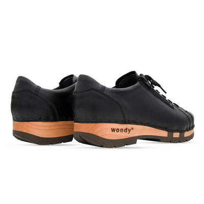 Clog Damen Alisa schwarz mit Klettverschluss. Damensneaker Clogs mit biegsamer Holzsohle alisa, clog sneakers damen mit biegsamer nachhaltiger holzsohle, farbe: schwarz (Glattleder), holzclogs woody, woody schuhe, woody shoes, handgemachte holzschuhe aus österreich, kärnten