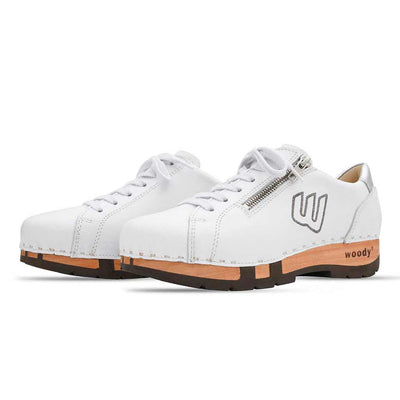 Clog Damen Alisa weiss mit Klettverschluss. DamenSneaker Clogs mit biegsamer Holz Sohle bestellen alisa, clog sneakers damen mit biegsamer nachhaltiger holzsohle, farbe: weiss (Glattleder), holzclogs woody, woody schuhe, woody shoes, handgemachte holzschuhe aus österreich, kärnten
