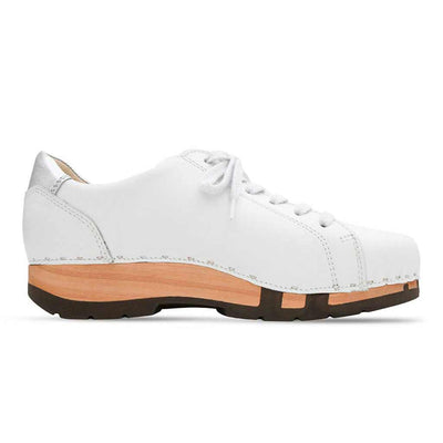 Clog Damen Alisa weiss mit Klettverschluss. DamenSneaker Clogs mit biegsamer Holz Sohle kaufen alisa, clog sneakers damen mit biegsamer nachhaltiger holzsohle, farbe: weiss (Glattleder), holzclogs woody, woody schuhe, woody shoes, handgemachte holzschuhe aus österreich, kärnten