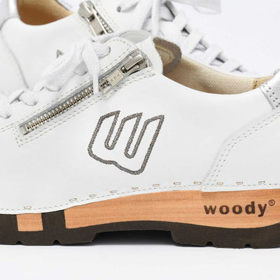 Clog Damen Alisa weiss mit Klettverschluss. DamenSneaker Clogs mit biegsamer Holzsohle alisa, clog sneakers damen mit biegsamer nachhaltiger holzsohle, farbe: weiss (Glattleder), holzclogs woody, woody schuhe, woody shoes, handgemachte holzschuhe aus österreich, kärnten