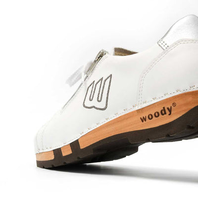 Clog Damen Alisa weiss mit Klettverschluss. DamenSneaker Clogs mit biegsamer Holzsohle alisa, clog sneakers damen mit biegsamer nachhaltiger holzsohle, farbe: weiss (Glattleder), holzclogs woody, woody schuhe, woody shoes, handgemachte holzschuhe aus österreich, kärnten