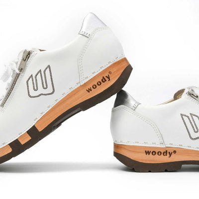 Clog Damen Alisa weiss mit Klettverschluss. DamenSneaker Clogs mit biegsamer Holzsohle alisa, clog sneakers damen mit biegsamer nachhaltiger holzsohle, farbe: weiss (Glattleder), holzclogs woody, woody schuhe, woody shoes, handgemachte holzschuhe aus österreich, kärnten