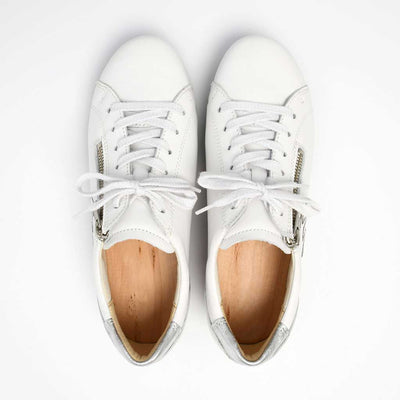 Clog Damen Alisa weiss mit Klettverschluss. DamenSneaker Clogs mit biegsamer Holz Sohle alisa, clog sneakers damen mit biegsamer nachhaltiger holzsohle, farbe: weiss (Glattleder), holzclogs woody, woody schuhe, woody shoes, handgemachte holzschuhe aus österreich, kärnten