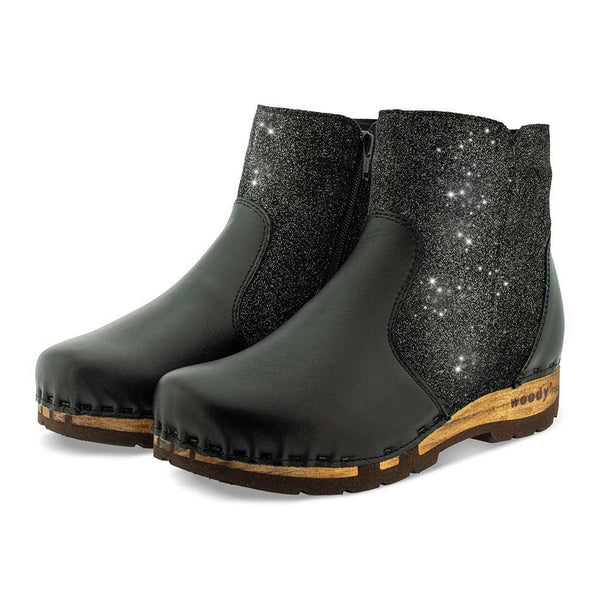 Clogs Damen Olga schwarz glänzend Steifelette woody. Damen Stiefelette olga, clog stiefelette damen mit biegsamer nachhaltiger holzsohle, farbe: nero-argento (schwarz - schwarz mit silbernem glitter), holzclogs woody, woody schuhe, woody shoes, handgemachte holzschuhe aus österreich, kärnten