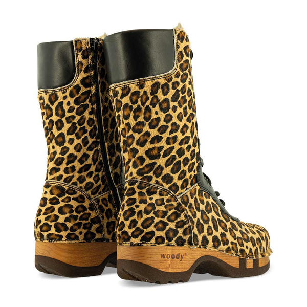 Clogs Damen Stiefel Ramona im Leopard Design. Holzschuhe Damen Clog clogs damen ramona fell, farbe: leopard (print). stiefel, winterclog, winterclogs. damenstiefel clogs weiss. damen fellschuhe bestellen, fellclogs, weisse fellstiefel mit holzschuhe, holzclogs fell kaufen.