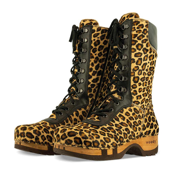 Clogs Damen Stiefel Ramona im Leopard Design. Holzschuhe Damen Clog clogs damen ramona fell, farbe: leopard (print). stiefel, winterclog, winterclogs. damenstiefel clogs weiss. damen fellschuhe bestellen, fellclogs, weisse fellstiefel mit holzschuhe, holzclogs fell kaufen.