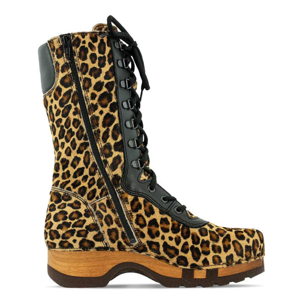 Clogs Damen Stiefel Ramona im Leopard Design. Holzschuhe Damen, Damenstiefel clogs damen ramona fell, farbe: leopard (print). stiefel, winterclog, winterclogs. damenstiefel clogs weiss. damen fellschuhe bestellen, fellclogs, weisse fellstiefel mit holzschuhe, holzclogs fell kaufen.