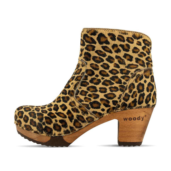 Clogs Damen Stiefelette Tanja woody Schuhe. Holz Clogs im Leopard Design, Fellstiefelette, Damenclogs. clogs damen tanja woody holzschuhe. tanya ankle boots gefüttert, damenstiefel, stiefel, damenclogs mit flexibler, biegsamer holzsohle. holzclogs, clogs damen knöchel stiefel, damen clogs mit fussbett. ankleboots holz schuhe, holzclog, holzschuhe kaufen, farbe: leopard (print)