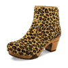 Clogs Damen Stiefelette Tanja woody Schuhe. Holzclogs im Leopard Design clogs damen tanja woody holzschuhe. tanya ankle boots gefüttert, damenstiefel, stiefel, damenclogs mit flexibler, biegsamer holzsohle. holzclogs, clogs damen knöchel stiefel, damen clogs mit fussbett. ankleboots holz schuhe, holzclog, holzschuhe kaufen, farbe: leopard (print)