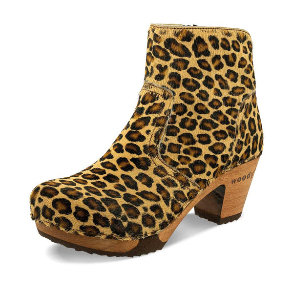Clogs Damen Stiefelette Tanja woody Schuhe. Holzclogs im Leopard Design clogs damen tanja woody holzschuhe. tanya ankle boots gefüttert, damenstiefel, stiefel, damenclogs mit flexibler, biegsamer holzsohle. holzclogs, clogs damen knöchel stiefel, damen clogs mit fussbett. ankleboots holz schuhe, holzclog, holzschuhe kaufen, farbe: leopard (print)