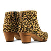 Clogs Damen Stiefelette Tanja woody Schuhe. Holzclogs im Leopard Design clogs damen tanja woody holzschuhe. tanya ankle boots gefüttert, damenstiefel, stiefel, damenclogs mit flexibler, biegsamer holzsohle. holzclogs, clogs damen knöchel stiefel, damen clogs mit fussbett. ankleboots holz schuhe, holzclog, holzschuhe kaufen, farbe: leopard (print)