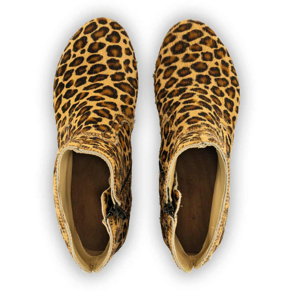 Clogs Damen Stiefelette Tanja woody Schuhe. Holzclogs im Leopard Design clogs damen tanja woody holzschuhe. tanya ankle boots gefüttert, damenstiefel, stiefel, damenclogs mit flexibler, biegsamer holzsohle. holzclogs, clogs damen knöchel stiefel, damen clogs mit fussbett. ankleboots holz schuhe, holzclog, holzschuhe kaufen, farbe: leopard (print)
