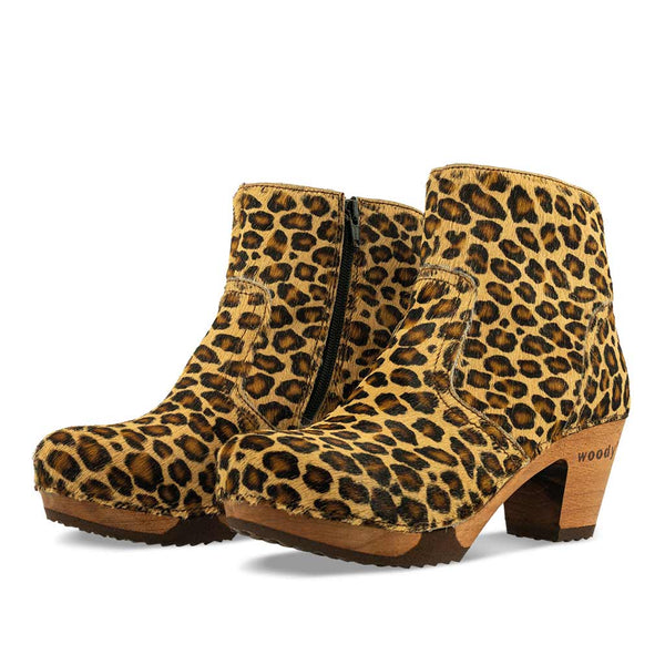 Clogs Damen Stiefelette Tina woody Schuhe. Holzclogs im Leopard Design, Fellstiefelette, Damenclogs. Clogs mit biegsamer Holzsohle. woody Schuhe, Clog, Clogs, Holzschuhe. Clogs kaufen clogs damen tanja woody holzschuhe. tanya ankle boots gefüttert, damenstiefel, stiefel, damenclogs mit flexibler, biegsamer holzsohle. holzclogs, clogs damen knöchel stiefel, damen clogs mit fussbett. ankleboots holz schuhe, holzclog, holzschuhe kaufen, farbe: leopard (print)