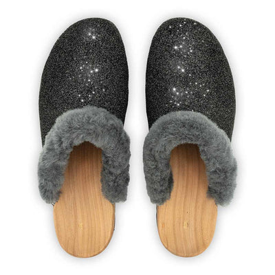 Clogs Damen gefüttert Marie in Farbe Argento giltzer marie, gefütterter damen clog mit biegsamer nachhaltiger holzsohle, lammfellfutter und kragen, farbe: argento (schwarz mit silbernem Glitter), holzclogs woody, woody schuhe, woody shoes, handgemachte holzschuhe aus österreich, kärnten