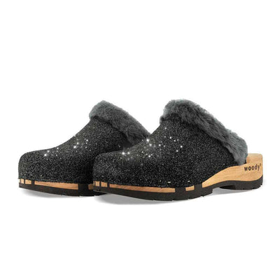 Clogs Damen gefüttert Marie in Farbe Argento glitter marie, gefütterter damen clog mit biegsamer nachhaltiger holzsohle, lammfellfutter und kragen, farbe: argento (schwarz mit silbernem Glitter), holzclogs woody, woody schuhe, woody shoes, handgemachte holzschuhe aus österreich, kärnten