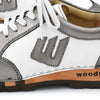 abby, clog sneakers damen mit biegsamer nachhaltiger holzsohle, farbe: titan-weiss, holzclogs woody, woody schuhe, woody shoes, handgemachte holzschuhe, sommerliche terrasse, garten