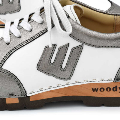[Titan-Weiss] abby, clog sneakers damen mit biegsamer nachhaltiger holzsohle, farbe: titan-weiss, holzclogs woody, woody schuhe, woody shoes, handgemachte holzschuhe, sommerliche terrasse, garten
