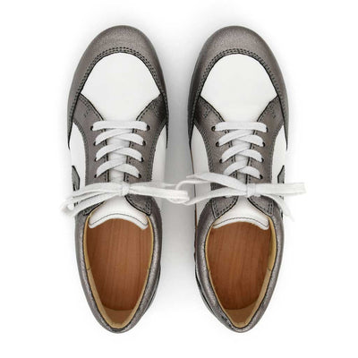 [Titan-Weiss] abby, clog sneakers damen mit biegsamer nachhaltiger holzsohle, farbe: titan-weiss, holzclogs woody, woody schuhe, woody shoes, handgemachte holzschuhe, sommerliche terrasse, garten