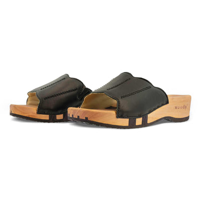 anna-farbe: schwarz, damen clog pantolette mit biegsamer nachhaltiger weidenholzsohle, holzclogs woody, woody schuhe, woody shoes, handgemachte holzschuhe aus österreich, kärnten