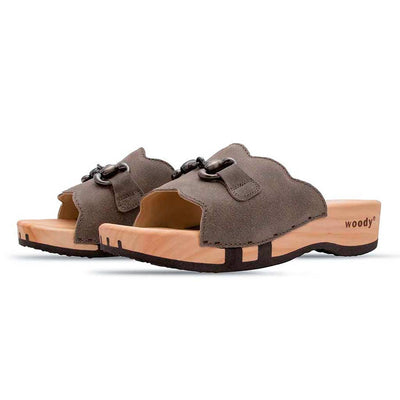 modell-annika-farbe: sand_clogs pantoletten damen mit biegsamer nachhaltiger weidenholzsohle, holzclogs woody, woody schuhe, woody shoes, handgemachte holzschuhe aus österreich, kärnten, metal-accessoires-inchrome-optic