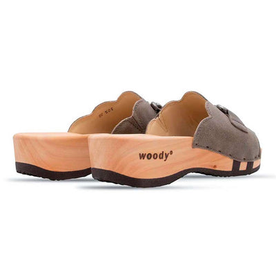 modell-annika-farbe: sand_clogs pantoletten damen mit biegsamer nachhaltiger weidenholzsohle, holzclogs woody, woody schuhe, woody shoes, handgemachte holzschuhe aus österreich, kärnten, metal-accessoires-inchrome-optic