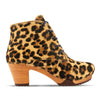 betty, fell clog stiefel damen mit biegsamer nachhaltiger holzsohle, farbe: ghepardo (animal print), holzclogs woody, woody schuhe, woody shoes, handgemachte holzschuhe aus österreich, kärnten
