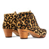 betty, fell clog stiefel damen mit biegsamer nachhaltiger holzsohle, farbe: ghepardo (animal print), holzclogs woody, woody schuhe, woody shoes, handgemachte holzschuhe aus österreich, kärnten