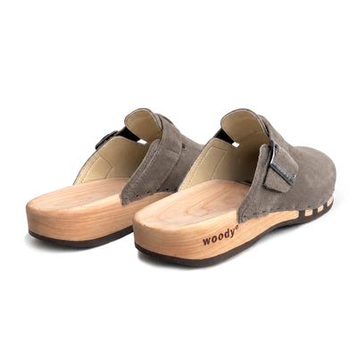 woody Bruno Herren Clog in Gray Taupe, Dreiviertelansicht von hinten mit offener Fersenpartie, handgemacht in Österreich