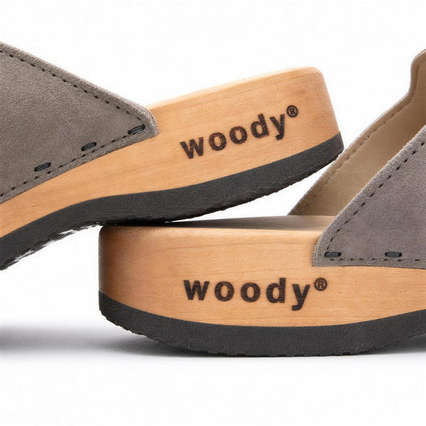 woody Bruno Herren Clog in Gray Taupe, Nahaufnahme der Holzsohle mit woody Branding, handgemacht in Österreich