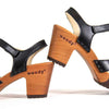 carmen, farbe: schwarz_clogs sandalen damen mit biegsamer nachhaltiger weidenholzsohle und knöchelriemchen, holzclogs woody, woody schuhe, woody shoes, handgemachte holzschuhe aus österreich, kärnten