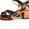 carmen, farbe: schwarz_clogs sandalen damen mit biegsamer nachhaltiger weidenholzsohle und knöchelriemchen, holzclogs woody, woody schuhe, woody shoes, handgemachte holzschuhe aus österreich, kärnten