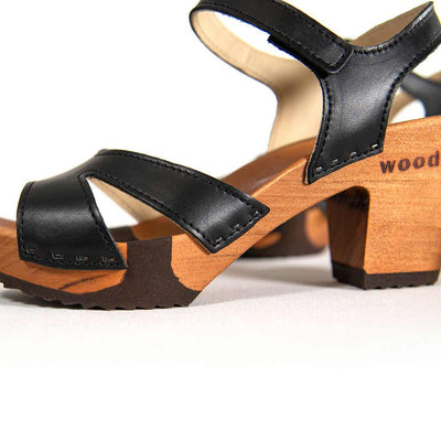 carmen, farbe: schwarz_clogs sandalen damen mit biegsamer nachhaltiger weidenholzsohle und knöchelriemchen, holzclogs woody, woody schuhe, woody shoes, handgemachte holzschuhe aus österreich, kärnten