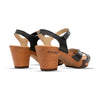 carmen, farbe: schwarz_clogs sandalen damen mit biegsamer nachhaltiger weidenholzsohle und knöchelriemchen, holzclogs woody, woody schuhe, woody shoes, handgemachte holzschuhe aus österreich, kärnten