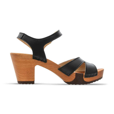 carmen, farbe: schwarz_clogs sandalen damen mit biegsamer nachhaltiger weidenholzsohle und knöchelriemchen, holzclogs woody, woody schuhe, woody shoes, handgemachte holzschuhe aus österreich, kärnten