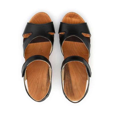 carmen, farbe: schwarz_clogs sandalen damen mit biegsamer nachhaltiger weidenholzsohle und knöchelriemchen, holzclogs woody, woody schuhe, woody shoes, handgemachte holzschuhe aus österreich, kärnten