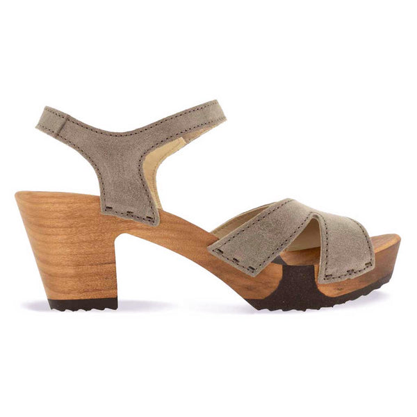 [Sand] carmen, farbe: sand_clogs sandalen damen mit biegsamer nachhaltiger weidenholzsohle und knöchelriemchen, holzclogs woody, woody schuhe, woody shoes, handgemachte holzschuhe aus österreich, kärnten
