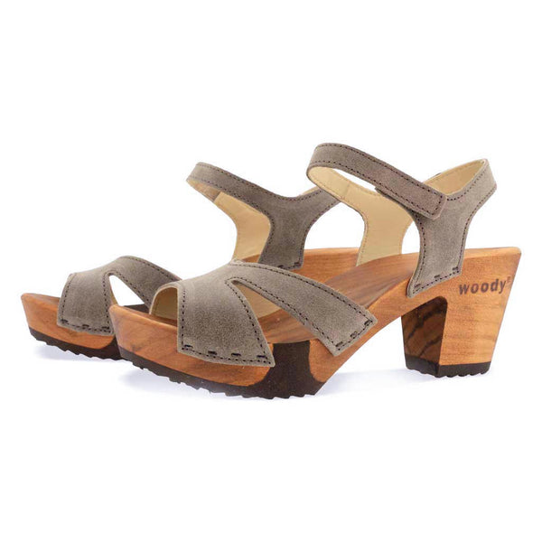 [Sand] carmen, farbe: sand_clogs sandalen damen mit biegsamer nachhaltiger weidenholzsohle und knöchelriemchen, holzclogs woody, woody schuhe, woody shoes, handgemachte holzschuhe aus österreich, kärnten